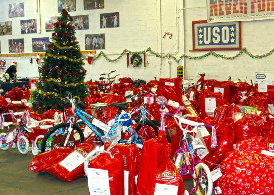 Business and individuals from around the Washington, D.C., area pitched in big for USO Metro's Project Elf. USO photo