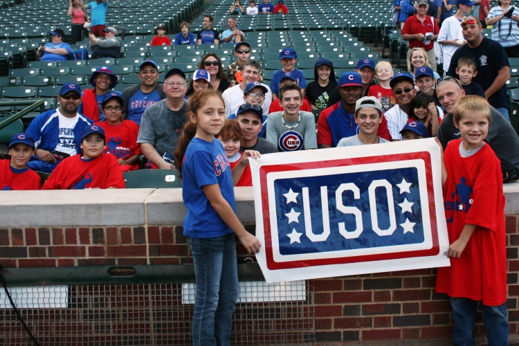 Cubs’ Edwin Jackson with military families from the USO of Illinois. Photo courtesy of the Chicago Cubs.